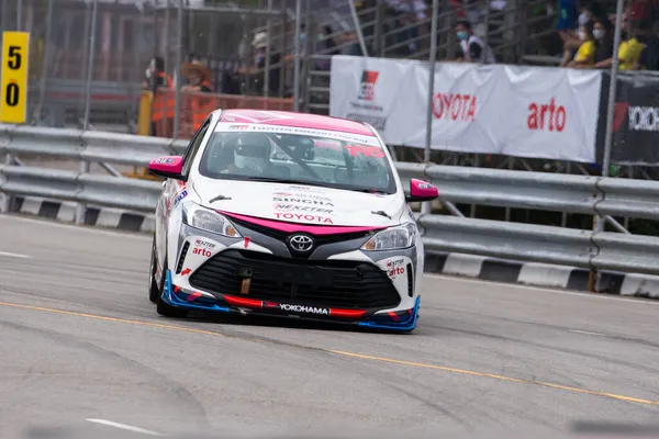 Chiangmai - 13 Kasım 2021, Toyota yarış arabası hipodrom yolunda yüksek hızda, rali spor arabası yarış sırasında yolda hızlı, Toyota Gazoo Yarış Motorsporu Tayland 'da yüksek hız, 700. yıl stadyumu, Chiangmai, Tayland