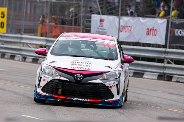 Chiangmai - 13 Kasım 2021, Toyota yarış arabası hipodrom yolunda yüksek hızda, rali spor arabası yarış sırasında yolda hızlı, Toyota Gazoo Yarış Motorsporu Tayland 'da yüksek hız, 700. yıl stadyumu, Chiangmai, Tayland