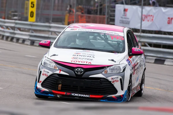 Chiangmai - 13 Kasım 2021, Toyota yarış arabası hipodrom yolunda yüksek hızda, rali spor arabası yarış sırasında yolda hızlı, Toyota Gazoo Yarış Motorsporu Tayland 'da yüksek hız, 700. yıl stadyumu, Chiangmai, Tayland