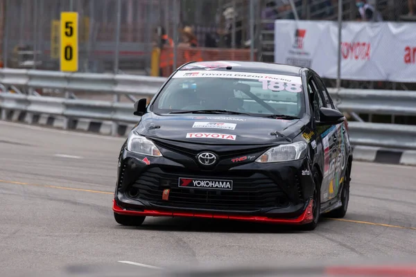 Chiangmai - 13 Kasım 2021, Toyota yarış arabası hipodrom yolunda yüksek hızda, rali spor arabası yarış sırasında yolda hızlı, Toyota Gazoo Yarış Motorsporu Tayland 'da yüksek hız, 700. yıl stadyumu, Chiangmai, Tayland