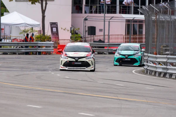 Chiangmai - 13 Kasım 2021, Toyota yarış arabası hipodrom yolunda yüksek hızda, rali spor arabası yarış sırasında yolda hızlı, Toyota Gazoo Yarış Motorsporu Tayland 'da yüksek hız, 700. yıl stadyumu, Chiangmai, Tayland