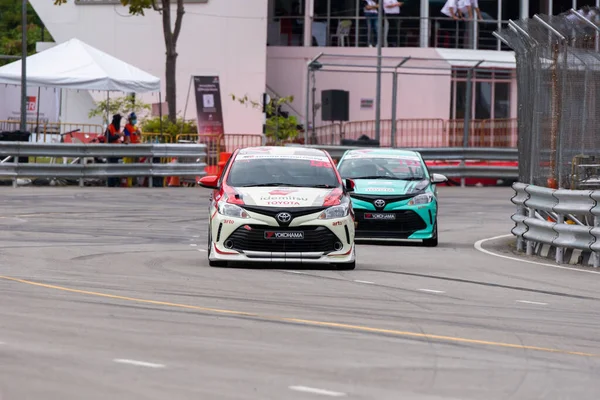 Chiangmai - 13 Kasım 2021, Toyota yarış arabası hipodrom yolunda yüksek hızda, rali spor arabası yarış sırasında yolda hızlı, Toyota Gazoo Yarış Motorsporu Tayland 'da yüksek hız, 700. yıl stadyumu, Chiangmai, Tayland