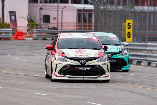 Chiangmai - 13 Kasım 2021, Toyota yarış arabası hipodrom yolunda yüksek hızda, rali spor arabası yarış sırasında yolda hızlı, Toyota Gazoo Yarış Motorsporu Tayland 'da yüksek hız, 700. yıl stadyumu, Chiangmai, Tayland