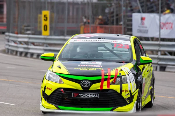 Chiangmai - 13 Kasım 2021, Toyota yarış arabası hipodrom yolunda yüksek hızda, rali spor arabası yarış sırasında yolda hızlı, Toyota Gazoo Yarış Motorsporu Tayland 'da yüksek hız, 700. yıl stadyumu, Chiangmai, Tayland