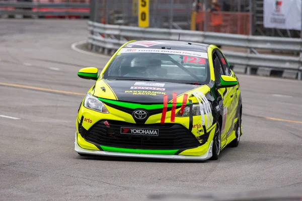 Chiangmai - 13 Kasım 2021, Toyota yarış arabası hipodrom yolunda yüksek hızda, rali spor arabası yarış sırasında yolda hızlı, Toyota Gazoo Yarış Motorsporu Tayland 'da yüksek hız, 700. yıl stadyumu, Chiangmai, Tayland