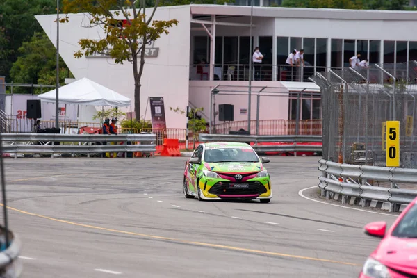 Chiangmai - 13 Kasım 2021, Toyota yarış arabası hipodrom yolunda yüksek hızda, rali spor arabası yarış sırasında yolda hızlı, Toyota Gazoo Yarış Motorsporu Tayland 'da yüksek hız, 700. yıl stadyumu, Chiangmai, Tayland