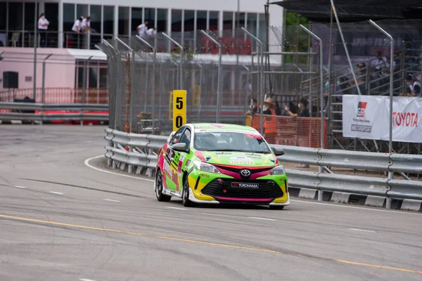 Chiangmai - 13 Kasım 2021, Toyota yarış arabası hipodrom yolunda yüksek hızda, rali spor arabası yarış sırasında yolda hızlı, Toyota Gazoo Yarış Motorsporu Tayland 'da yüksek hız, 700. yıl stadyumu, Chiangmai, Tayland
