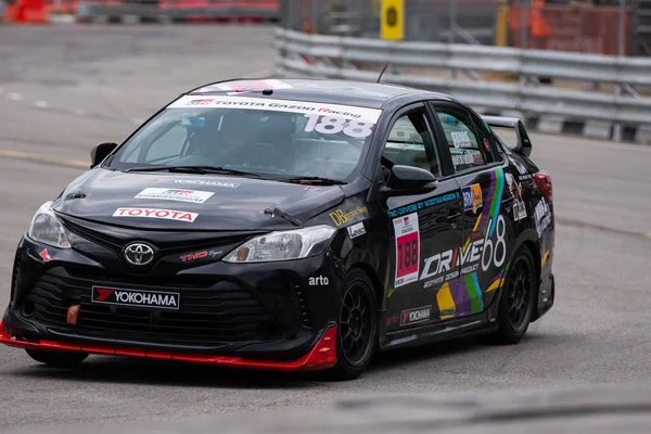 Chiangmai - 13 Kasım 2021, Toyota yarış arabası hipodrom yolunda yüksek hızda, rali spor arabası yarış sırasında yolda hızlı, Toyota Gazoo Yarış Motorsporu Tayland 'da yüksek hız, 700. yıl stadyumu, Chiangmai, Tayland
