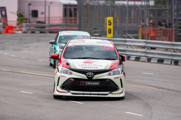 Chiangmai - 13 Kasım 2021, Toyota yarış arabası hipodrom yolunda yüksek hızda, rali spor arabası yarış sırasında yolda hızlı, Toyota Gazoo Yarış Motorsporu Tayland 'da yüksek hız, 700. yıl stadyumu, Chiangmai, Tayland