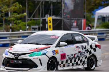 Chiangmai - 13 Kasım 2021, Toyota yarış arabası hipodrom yolunda yüksek hızda, rali spor arabası yarış sırasında yolda hızlı, Toyota Gazoo Yarış Motorsporu Tayland 'da yüksek hız, 700. yıl stadyumu, Chiangmai, Tayland
