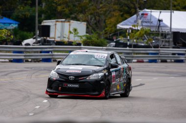 Chiangmai - 13 Kasım 2021, Toyota yarış arabası hipodrom yolunda yüksek hızda, rali spor arabası yarış sırasında yolda hızlı, Toyota Gazoo Yarış Motorsporu Tayland 'da yüksek hız, 700. yıl stadyumu, Chiangmai, Tayland