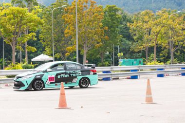 Chiangmai - 13 Kasım 2021, Toyota yarış arabası hipodrom yolunda yüksek hızda, rali spor arabası yarış sırasında yolda hızlı, Toyota Gazoo Yarış Motorsporu Tayland 'da yüksek hız, 700. yıl stadyumu, Chiangmai, Tayland