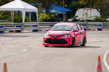 Chiangmai - 13 Kasım 2021, Toyota yarış arabası hipodrom yolunda yüksek hızda, rali spor arabası yarış sırasında yolda hızlı, Toyota Gazoo Yarış Motorsporu Tayland 'da yüksek hız, 700. yıl stadyumu, Chiangmai, Tayland