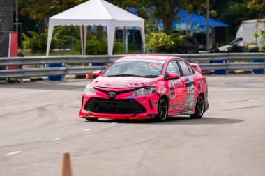 Chiangmai - 13 Kasım 2021, Toyota yarış arabası hipodrom yolunda yüksek hızda, rali spor arabası yarış sırasında yolda hızlı, Toyota Gazoo Yarış Motorsporu Tayland 'da yüksek hız, 700. yıl stadyumu, Chiangmai, Tayland