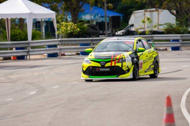 Chiangmai - 13 Kasım 2021, Toyota yarış arabası hipodrom yolunda yüksek hızda, rali spor arabası yarış sırasında yolda hızlı, Toyota Gazoo Yarış Motorsporu Tayland 'da yüksek hız, 700. yıl stadyumu, Chiangmai, Tayland