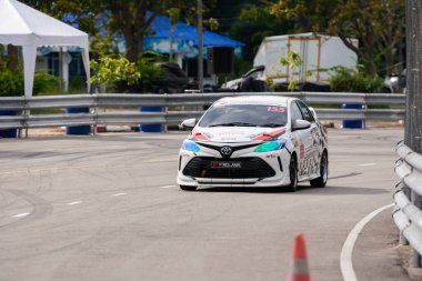 Chiangmai - 13 Kasım 2021, Toyota yarış arabası hipodrom yolunda yüksek hızda, rali spor arabası yarış sırasında yolda hızlı, Toyota Gazoo Yarış Motorsporu Tayland 'da yüksek hız, 700. yıl stadyumu, Chiangmai, Tayland
