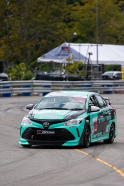 Chiangmai - 13 Kasım 2021, Toyota yarış arabası hipodrom yolunda yüksek hızda, rali spor arabası yarış sırasında yolda hızlı, Toyota Gazoo Yarış Motorsporu Tayland 'da yüksek hız, 700. yıl stadyumu, Chiangmai, Tayland