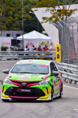 Chiangmai - 13 Kasım 2021, Toyota yarış arabası hipodrom yolunda yüksek hızda, rali spor arabası yarış sırasında yolda hızlı, Toyota Gazoo Yarış Motorsporu Tayland 'da yüksek hız, 700. yıl stadyumu, Chiangmai, Tayland