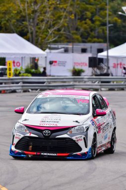 Chiangmai - 13 Kasım 2021, Toyota yarış arabası hipodrom yolunda yüksek hızda, rali spor arabası yarış sırasında yolda hızlı, Toyota Gazoo Yarış Motorsporu Tayland 'da yüksek hız, 700. yıl stadyumu, Chiangmai, Tayland