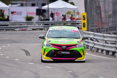 Chiangmai - 13 Kasım 2021, Toyota yarış arabası hipodrom yolunda yüksek hızda, rali spor arabası yarış sırasında yolda hızlı, Toyota Gazoo Yarış Motorsporu Tayland 'da yüksek hız, 700. yıl stadyumu, Chiangmai, Tayland