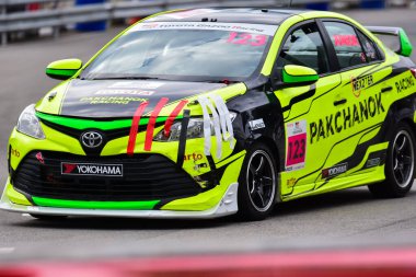 Chiangmai - 13 Kasım 2021, Toyota yarış arabası hipodrom yolunda yüksek hızda, rali spor arabası yarış sırasında yolda hızlı, Toyota Gazoo Yarış Motorsporu Tayland 'da yüksek hız, 700. yıl stadyumu, Chiangmai, Tayland