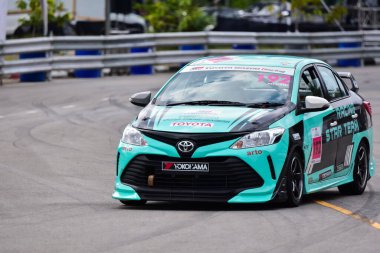 Chiangmai - 13 Kasım 2021, Toyota yarış arabası hipodrom yolunda yüksek hızda, rali spor arabası yarış sırasında yolda hızlı, Toyota Gazoo Yarış Motorsporu Tayland 'da yüksek hız, 700. yıl stadyumu, Chiangmai, Tayland