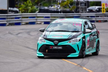 Chiangmai - 13 Kasım 2021, Toyota yarış arabası hipodrom yolunda yüksek hızda, rali spor arabası yarış sırasında yolda hızlı, Toyota Gazoo Yarış Motorsporu Tayland 'da yüksek hız, 700. yıl stadyumu, Chiangmai, Tayland