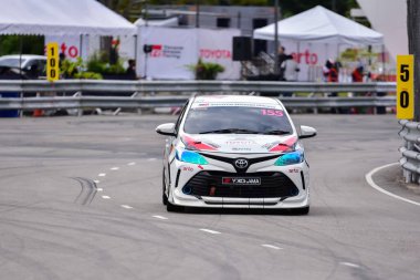 Chiangmai - 13 Kasım 2021, Toyota yarış arabası hipodrom yolunda yüksek hızda, rali spor arabası yarış sırasında yolda hızlı, Toyota Gazoo Yarış Motorsporu Tayland 'da yüksek hız, 700. yıl stadyumu, Chiangmai, Tayland