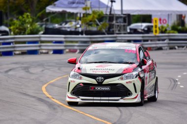 Chiangmai - 13 Kasım 2021, Toyota yarış arabası hipodrom yolunda yüksek hızda, rali spor arabası yarış sırasında yolda hızlı, Toyota Gazoo Yarış Motorsporu Tayland 'da yüksek hız, 700. yıl stadyumu, Chiangmai, Tayland