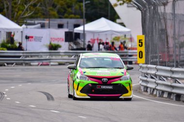 Chiangmai - 13 Kasım 2021, Toyota yarış arabası hipodrom yolunda yüksek hızda, rali spor arabası yarış sırasında yolda hızlı, Toyota Gazoo Yarış Motorsporu Tayland 'da yüksek hız, 700. yıl stadyumu, Chiangmai, Tayland