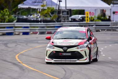 Chiangmai - 13 Kasım 2021, Toyota yarış arabası hipodrom yolunda yüksek hızda, rali spor arabası yarış sırasında yolda hızlı, Toyota Gazoo Yarış Motorsporu Tayland 'da yüksek hız, 700. yıl stadyumu, Chiangmai, Tayland