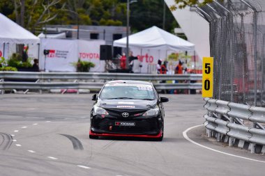Chiangmai - 13 Kasım 2021, Toyota yarış arabası hipodrom yolunda yüksek hızda, rali spor arabası yarış sırasında yolda hızlı, Toyota Gazoo Yarış Motorsporu Tayland 'da yüksek hız, 700. yıl stadyumu, Chiangmai, Tayland