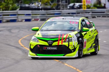 Chiangmai - 13 Kasım 2021, Toyota yarış arabası hipodrom yolunda yüksek hızda, rali spor arabası yarış sırasında yolda hızlı, Toyota Gazoo Yarış Motorsporu Tayland 'da yüksek hız, 700. yıl stadyumu, Chiangmai, Tayland