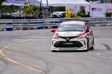 Chiangmai - 13 Kasım 2021, Toyota yarış arabası hipodrom yolunda yüksek hızda, rali spor arabası yarış sırasında yolda hızlı, Toyota Gazoo Yarış Motorsporu Tayland 'da yüksek hız, 700. yıl stadyumu, Chiangmai, Tayland