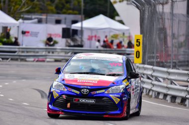 Chiangmai - 13 Kasım 2021, Toyota yarış arabası hipodrom yolunda yüksek hızda, rali spor arabası yarış sırasında yolda hızlı, Toyota Gazoo Yarış Motorsporu Tayland 'da yüksek hız, 700. yıl stadyumu, Chiangmai, Tayland