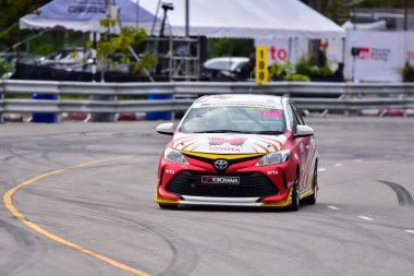 Chiangmai - 13 Kasım 2021, Toyota yarış arabası hipodrom yolunda yüksek hızda, rali spor arabası yarış sırasında yolda hızlı, Toyota Gazoo Yarış Motorsporu Tayland 'da yüksek hız, 700. yıl stadyumu, Chiangmai, Tayland