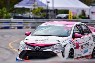 Chiangmai - 13 Kasım 2021, Toyota yarış arabası hipodrom yolunda yüksek hızda, rali spor arabası yarış sırasında yolda hızlı, Toyota Gazoo Yarış Motorsporu Tayland 'da yüksek hız, 700. yıl stadyumu, Chiangmai, Tayland