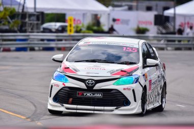 Chiangmai - 13 Kasım 2021, Toyota yarış arabası hipodrom yolunda yüksek hızda, rali spor arabası yarış sırasında yolda hızlı, Toyota Gazoo Yarış Motorsporu Tayland 'da yüksek hız, 700. yıl stadyumu, Chiangmai, Tayland