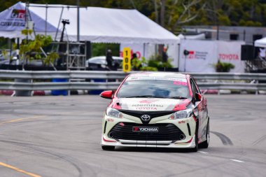 Chiangmai - 13 Kasım 2021, Toyota yarış arabası hipodrom yolunda yüksek hızda, rali spor arabası yarış sırasında yolda hızlı, Toyota Gazoo Yarış Motorsporu Tayland 'da yüksek hız, 700. yıl stadyumu, Chiangmai, Tayland