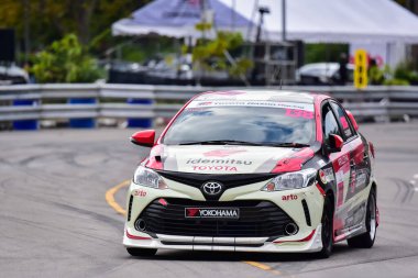 Chiangmai - 13 Kasım 2021, Toyota yarış arabası hipodrom yolunda yüksek hızda, rali spor arabası yarış sırasında yolda hızlı, Toyota Gazoo Yarış Motorsporu Tayland 'da yüksek hız, 700. yıl stadyumu, Chiangmai, Tayland