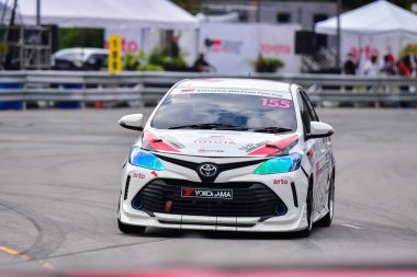 Chiangmai - 13 Kasım 2021, Toyota yarış arabası hipodrom yolunda yüksek hızda, rali spor arabası yarış sırasında yolda hızlı, Toyota Gazoo Yarış Motorsporu Tayland 'da yüksek hız, 700. yıl stadyumu, Chiangmai, Tayland