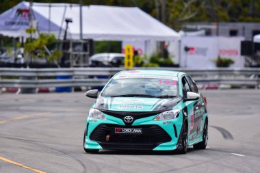 Chiangmai - 13 Kasım 2021, Toyota yarış arabası hipodrom yolunda yüksek hızda, rali spor arabası yarış sırasında yolda hızlı, Toyota Gazoo Yarış Motorsporu Tayland 'da yüksek hız, 700. yıl stadyumu, Chiangmai, Tayland