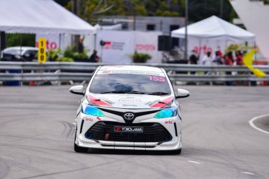 Chiangmai - 13 Kasım 2021, Toyota yarış arabası hipodrom yolunda yüksek hızda, rali spor arabası yarış sırasında yolda hızlı, Toyota Gazoo Yarış Motorsporu Tayland 'da yüksek hız, 700. yıl stadyumu, Chiangmai, Tayland