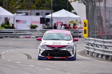 Chiangmai - 13 Kasım 2021, Toyota yarış arabası hipodrom yolunda yüksek hızda, rali spor arabası yarış sırasında yolda hızlı, Toyota Gazoo Yarış Motorsporu Tayland 'da yüksek hız, 700. yıl stadyumu, Chiangmai, Tayland