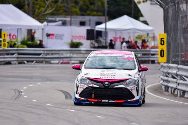 Chiangmai - 13 Kasım 2021, Toyota yarış arabası hipodrom yolunda yüksek hızda, rali spor arabası yarış sırasında yolda hızlı, Toyota Gazoo Yarış Motorsporu Tayland 'da yüksek hız, 700. yıl stadyumu, Chiangmai, Tayland