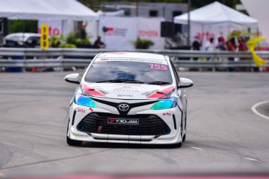 Chiangmai - 13 Kasım 2021, Toyota yarış arabası hipodrom yolunda yüksek hızda, rali spor arabası yarış sırasında yolda hızlı, Toyota Gazoo Yarış Motorsporu Tayland 'da yüksek hız, 700. yıl stadyumu, Chiangmai, Tayland
