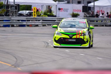 Chiangmai - 13 Kasım 2021, Toyota yarış arabası hipodrom yolunda yüksek hızda, rali spor arabası yarış sırasında yolda hızlı, Toyota Gazoo Yarış Motorsporu Tayland 'da yüksek hız, 700. yıl stadyumu, Chiangmai, Tayland