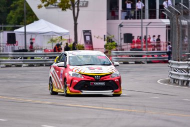 Chiangmai - 13 Kasım 2021, Toyota yarış arabası hipodrom yolunda yüksek hızda, rali spor arabası yarış sırasında yolda hızlı, Toyota Gazoo Yarış Motorsporu Tayland 'da yüksek hız, 700. yıl stadyumu, Chiangmai, Tayland