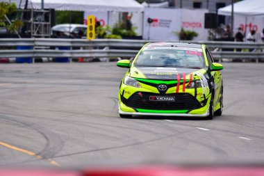 Chiangmai - 13 Kasım 2021, Toyota yarış arabası hipodrom yolunda yüksek hızda, rali spor arabası yarış sırasında yolda hızlı, Toyota Gazoo Yarış Motorsporu Tayland 'da yüksek hız, 700. yıl stadyumu, Chiangmai, Tayland