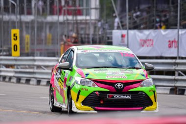Chiangmai - 13 Kasım 2021, Toyota yarış arabası hipodrom yolunda yüksek hızda, rali spor arabası yarış sırasında yolda hızlı, Toyota Gazoo Yarış Motorsporu Tayland 'da yüksek hız, 700. yıl stadyumu, Chiangmai, Tayland